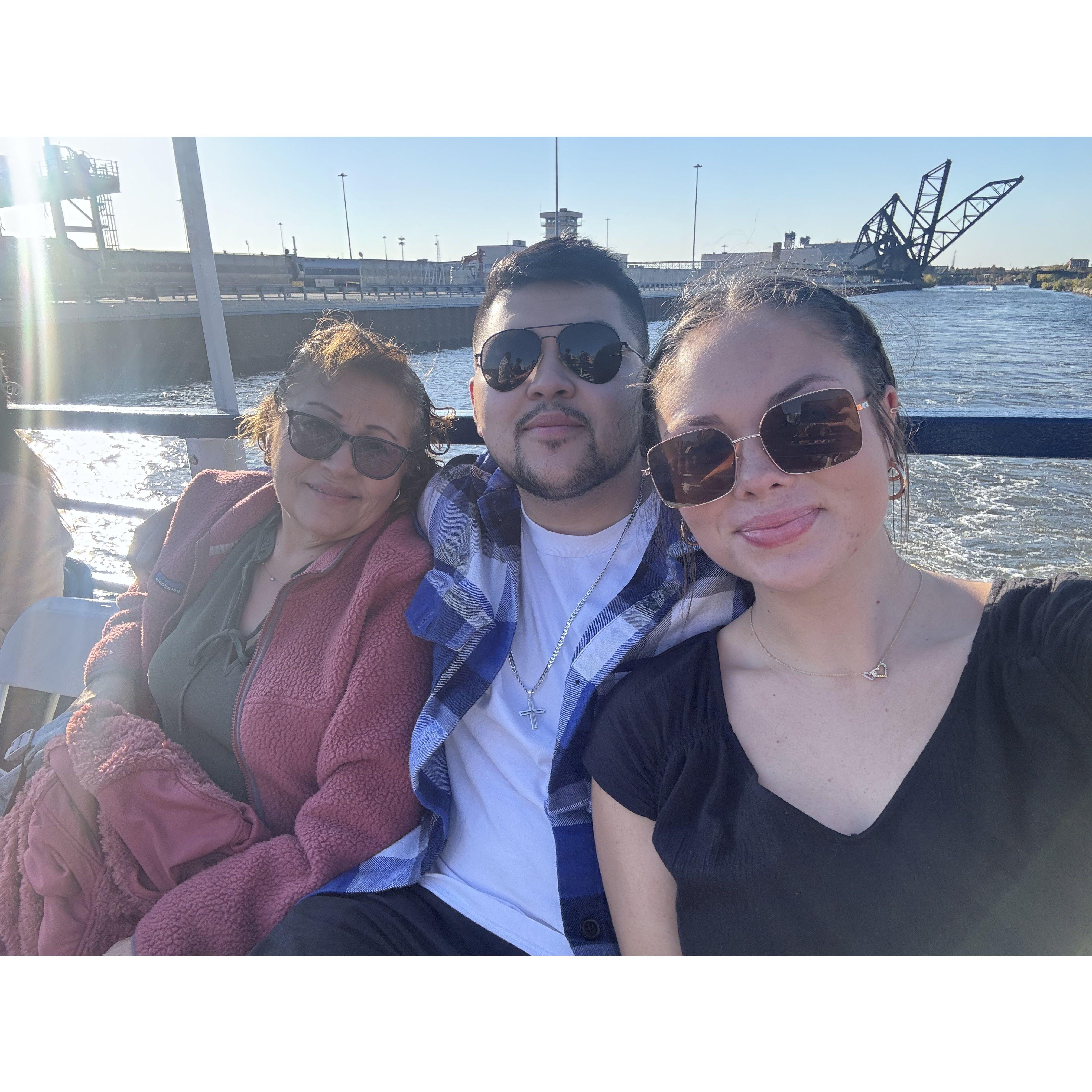 Annelise met Davids family for the first time and did the Chicago boat tour!