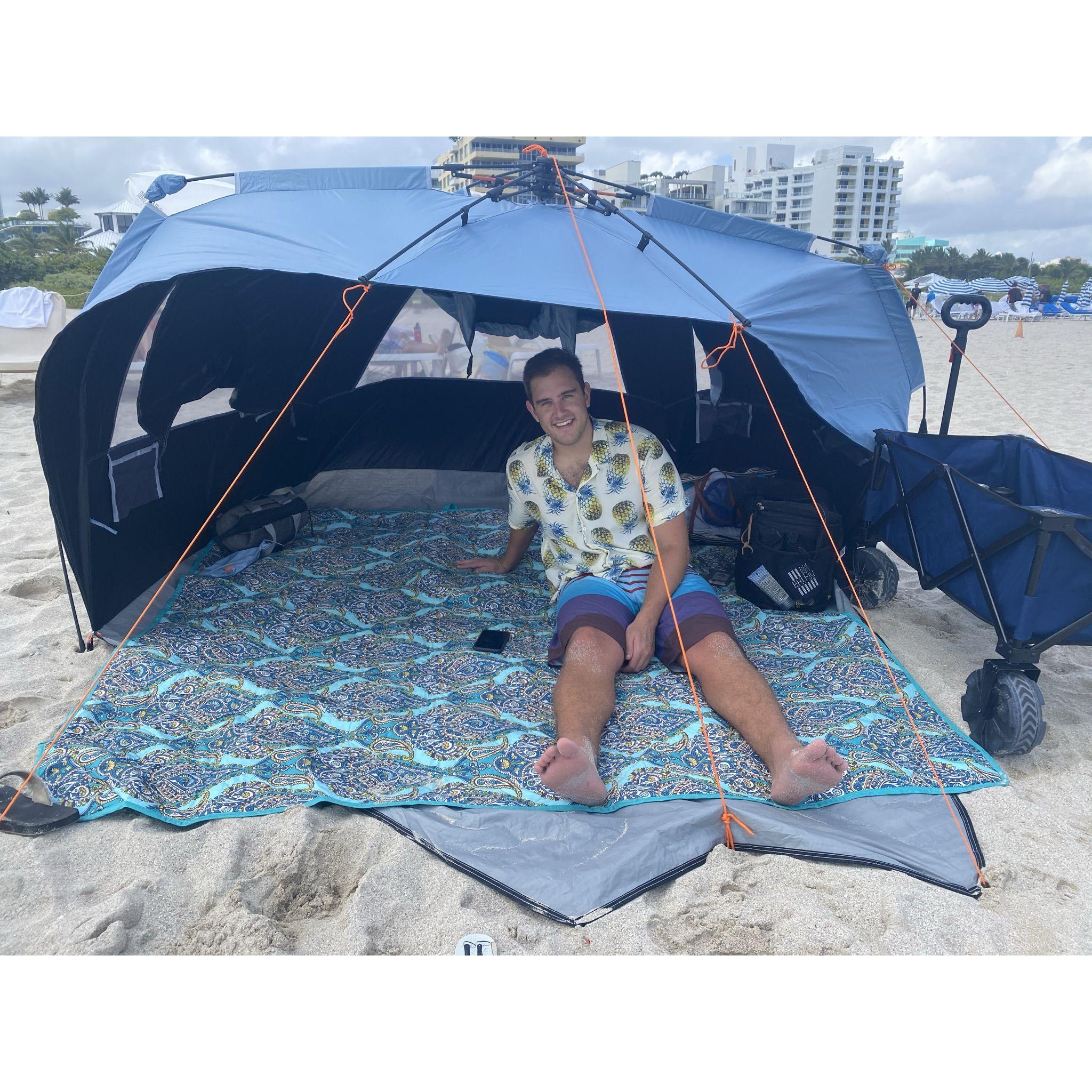 On most weekends, Fred and Jordan try their hardest to make it to the closest beach. They set up their beach tent and enjoy a beer while listening to country songs on the JBL speaker and watching the tide roll in.