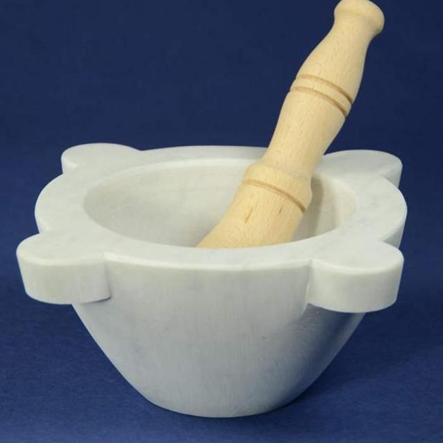 Mortar in white Carrara marble, diameter 20 cm, with a beech-wood pestle