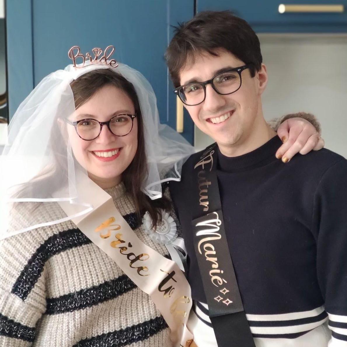 Portrait d'une bride et d'un groom to be dans leur charmant airbnb