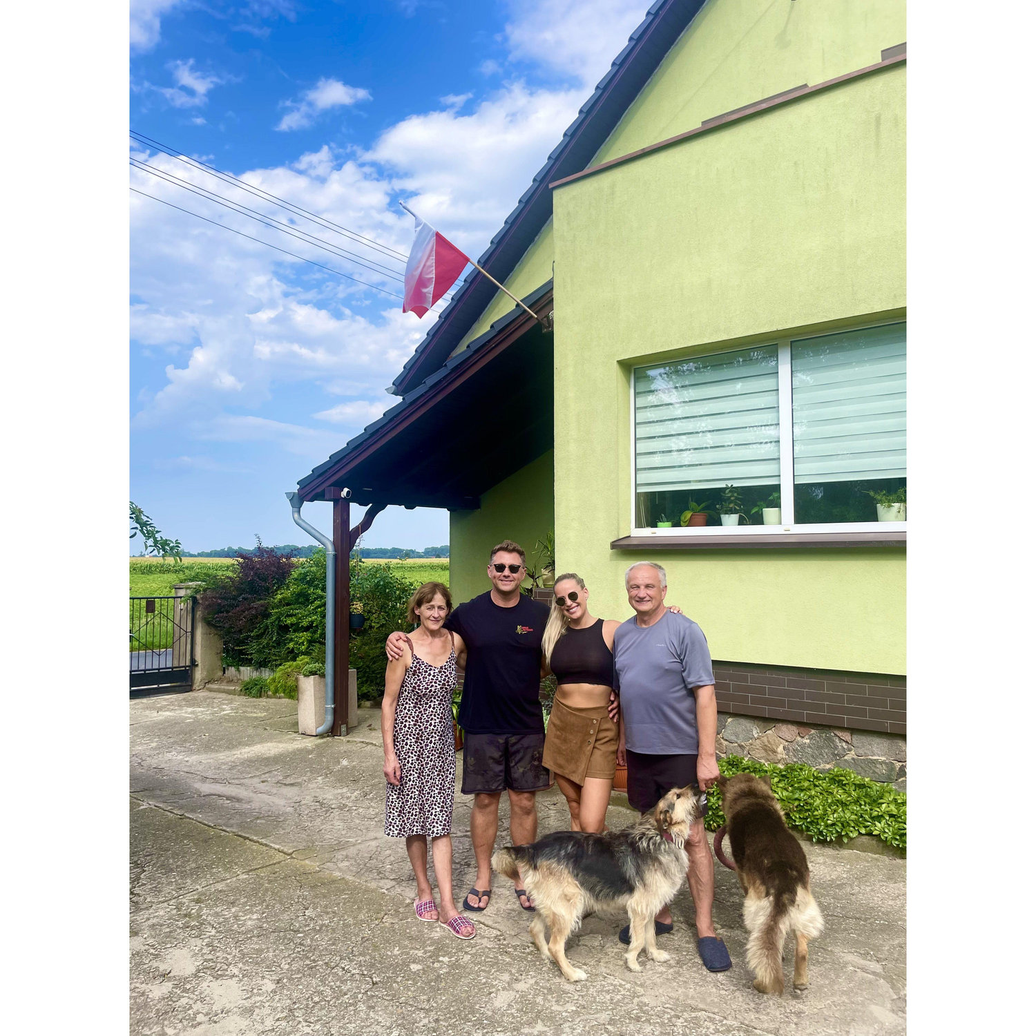 EN: Our first time in Poland Together — meeting Martyna’s Parents (and the Dogs, of course)
PL:Nasza pierwsza wspólna wizyta w Polsce — poznanie rodziców Martyny (i oczywiście psów 🐶).