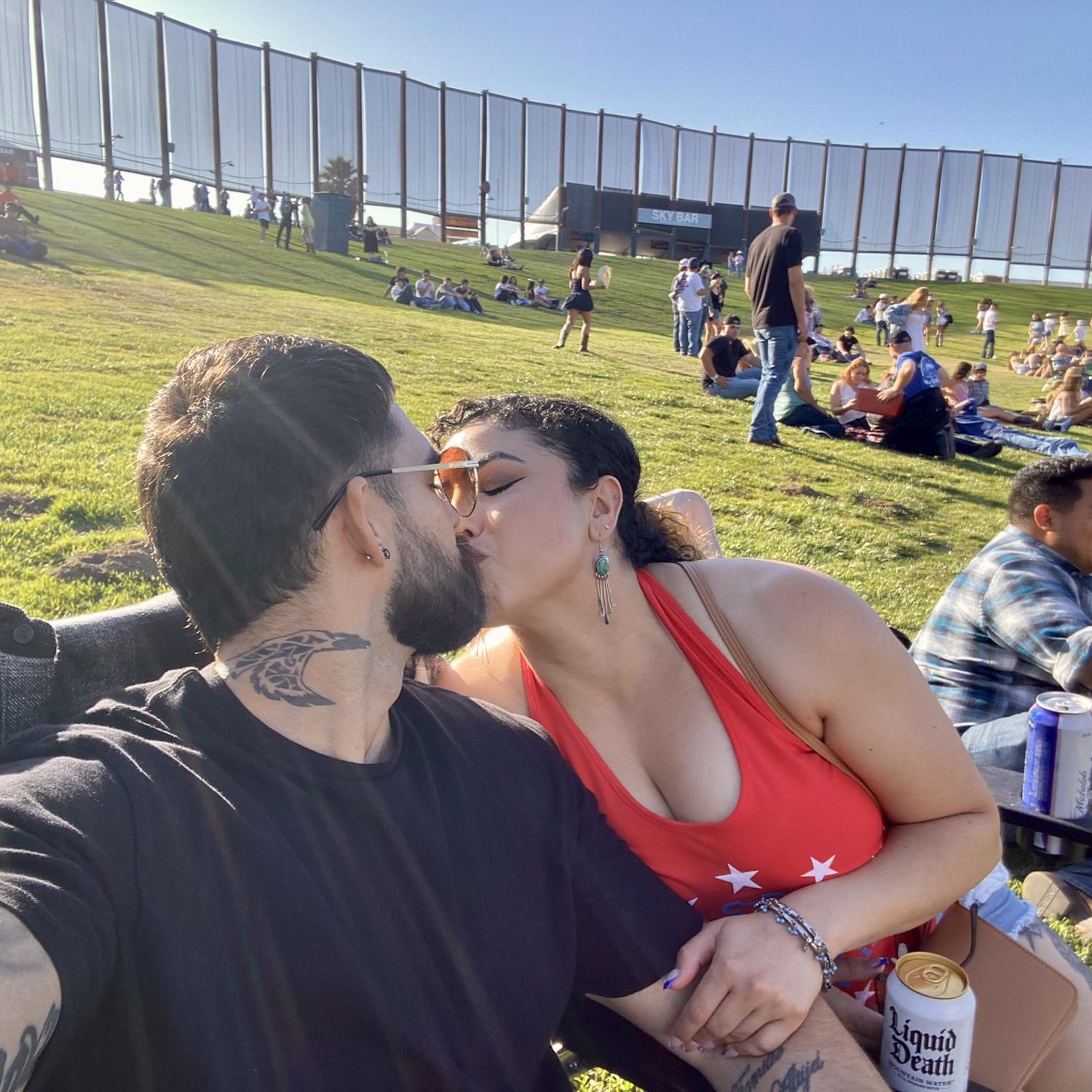 👩🏻‍❤️‍💋‍👨🏻