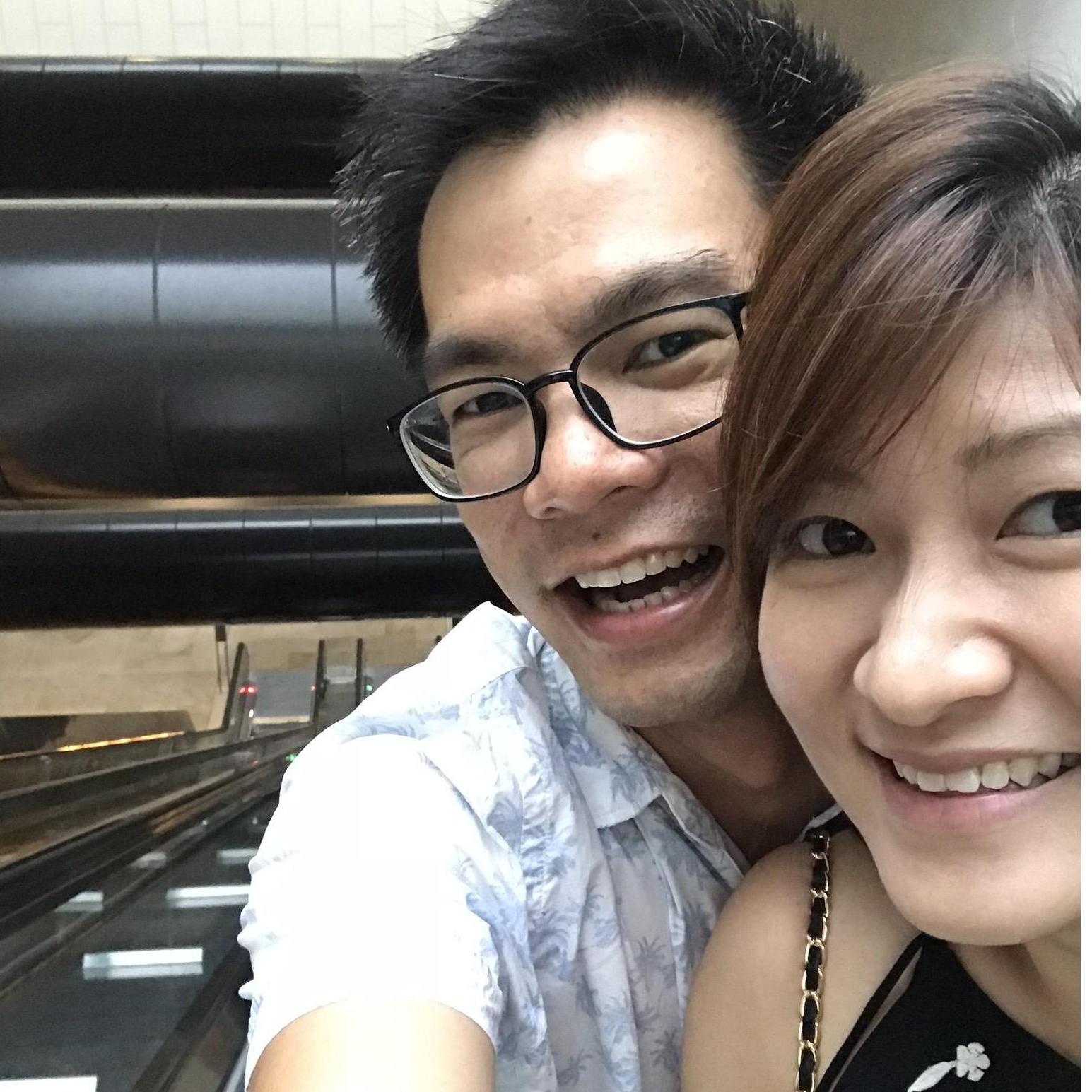 Taking the longest elevator in the MRT for nice wefies