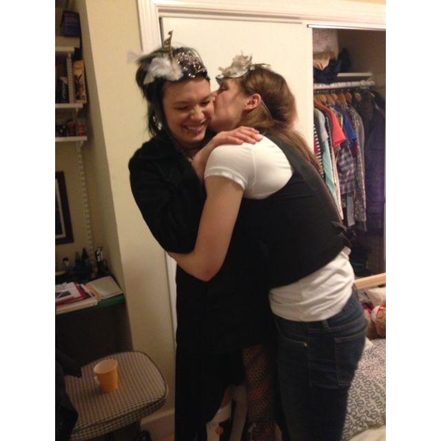 The first night Teighlor (22yo) met all Jess' (26yo) friends :)