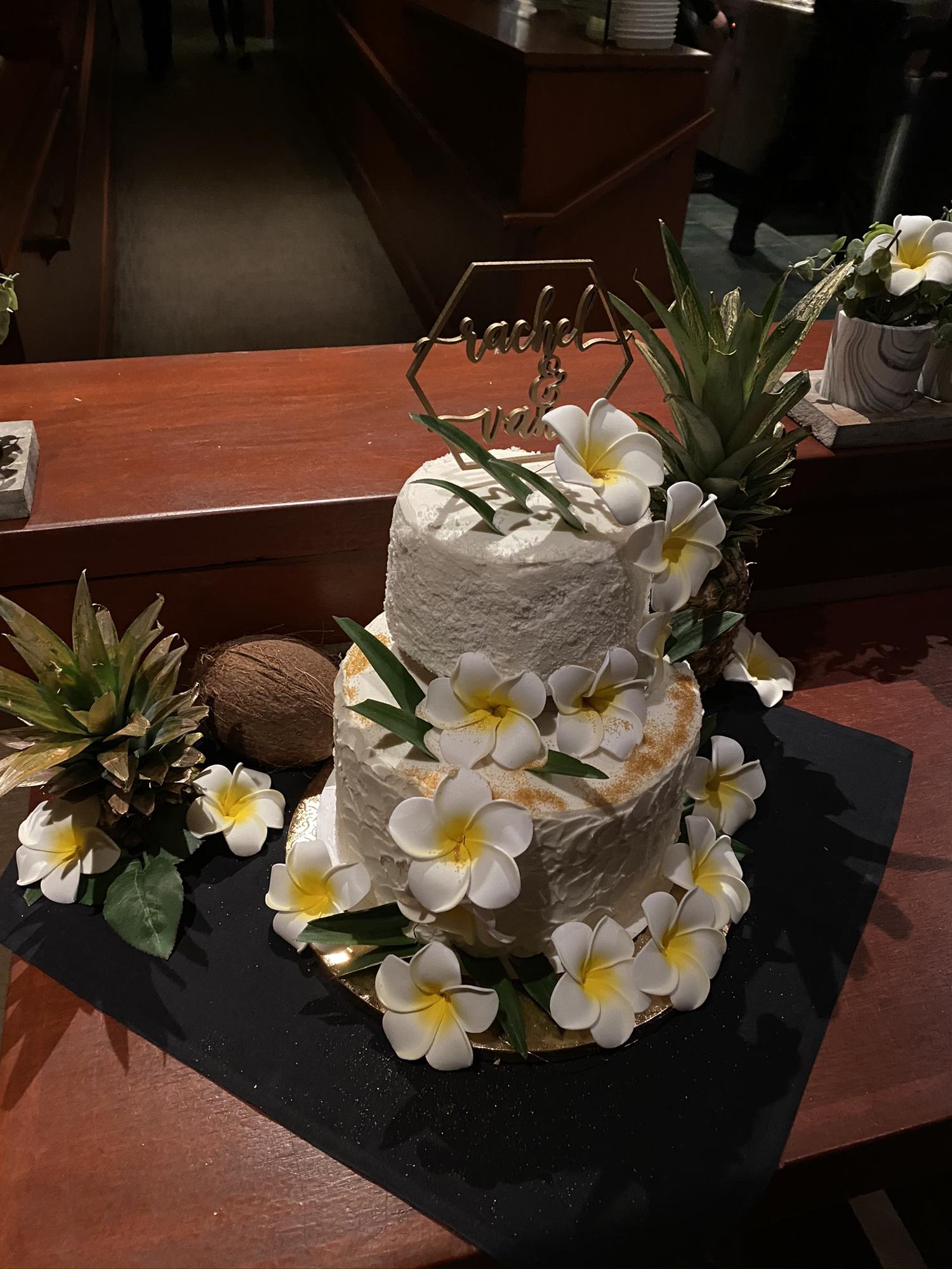 (The beautiful and delicious coconut/pineapple cake)