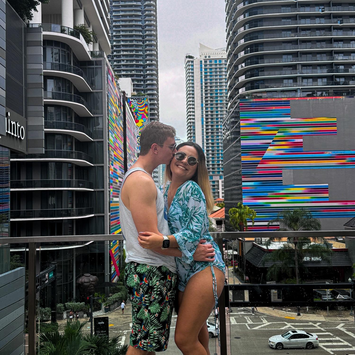 El viaje era de chicas a Miami, pero una canceló y Andrey se coló. No me quejo… bueno, tal vez tantito. 😜✈️
It was a girls’ trip to Miami… one canceled, Andrey jumped in. Not mad. Maybe a little. 🌞
