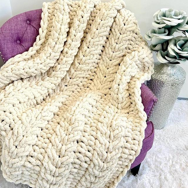 Chunky Knit Blanket, FREE SHIP, Chenille blanket, Flower Cable, Knitted Blanket, Hand knit, Cable knit throw, gift, Gift