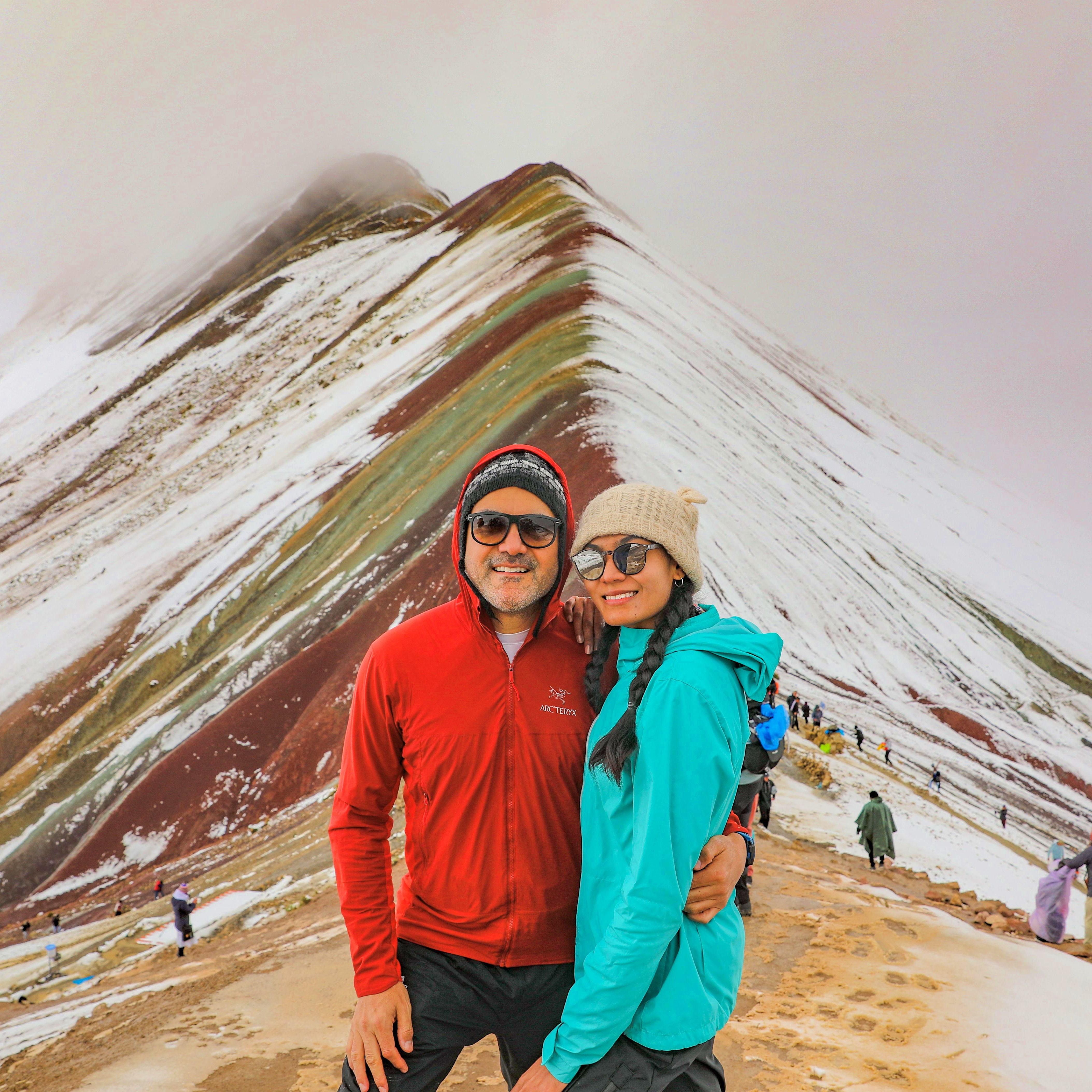 En la Montaña de Siete Colores, Perú. Este día casi se le congelan las manos a Marco porque me prestó sus guantes jaja.