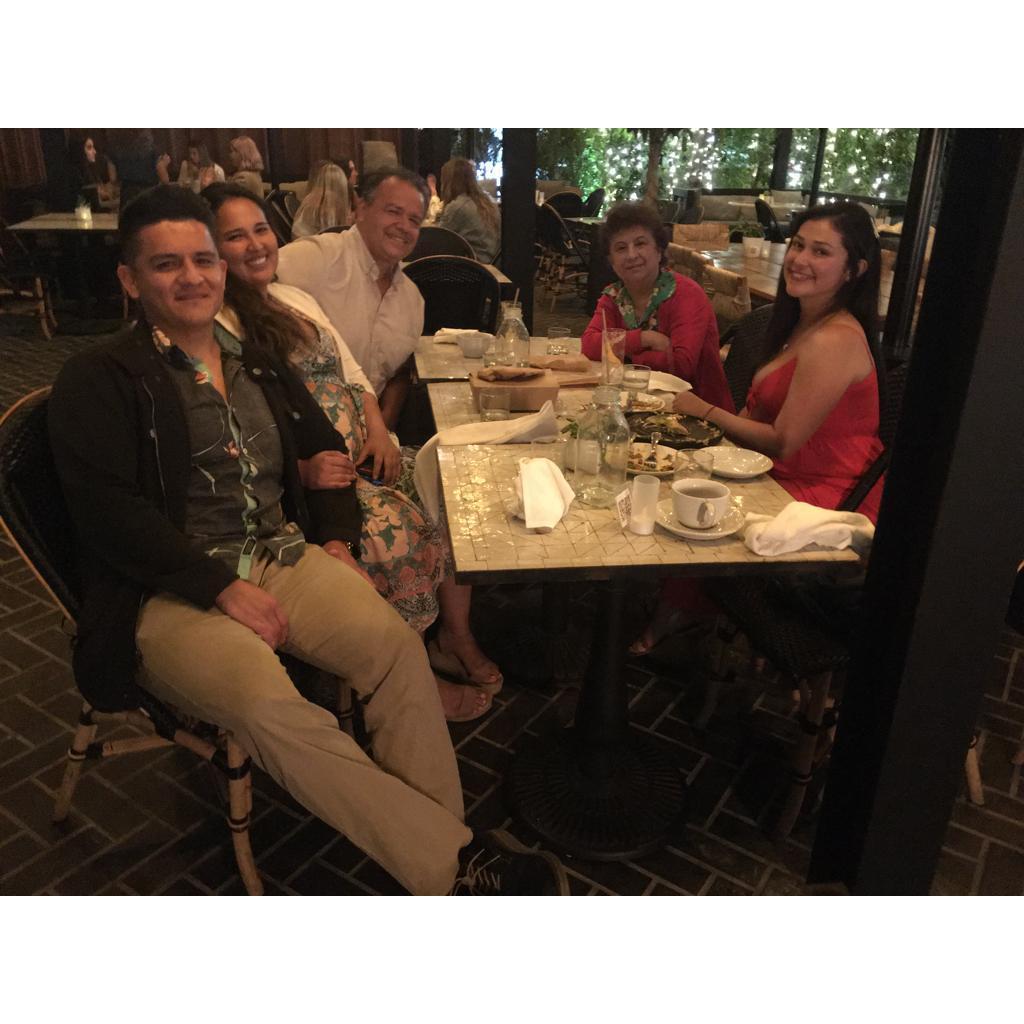 María conociendo a los padres de Guillermo y a su hermana Caroline