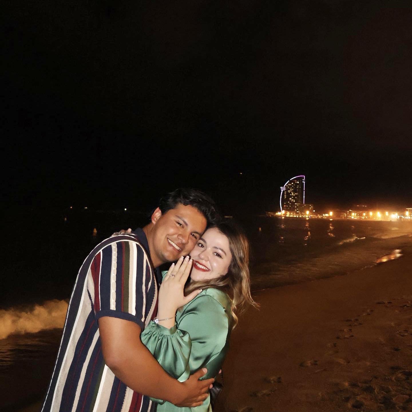 Celebrando nuestro amor,
📍Playa de Barcelona, España.
Aquí celebramos nuestro compromiso en compañía de nuestros amigos en la playa de la hermosa Barcelona.