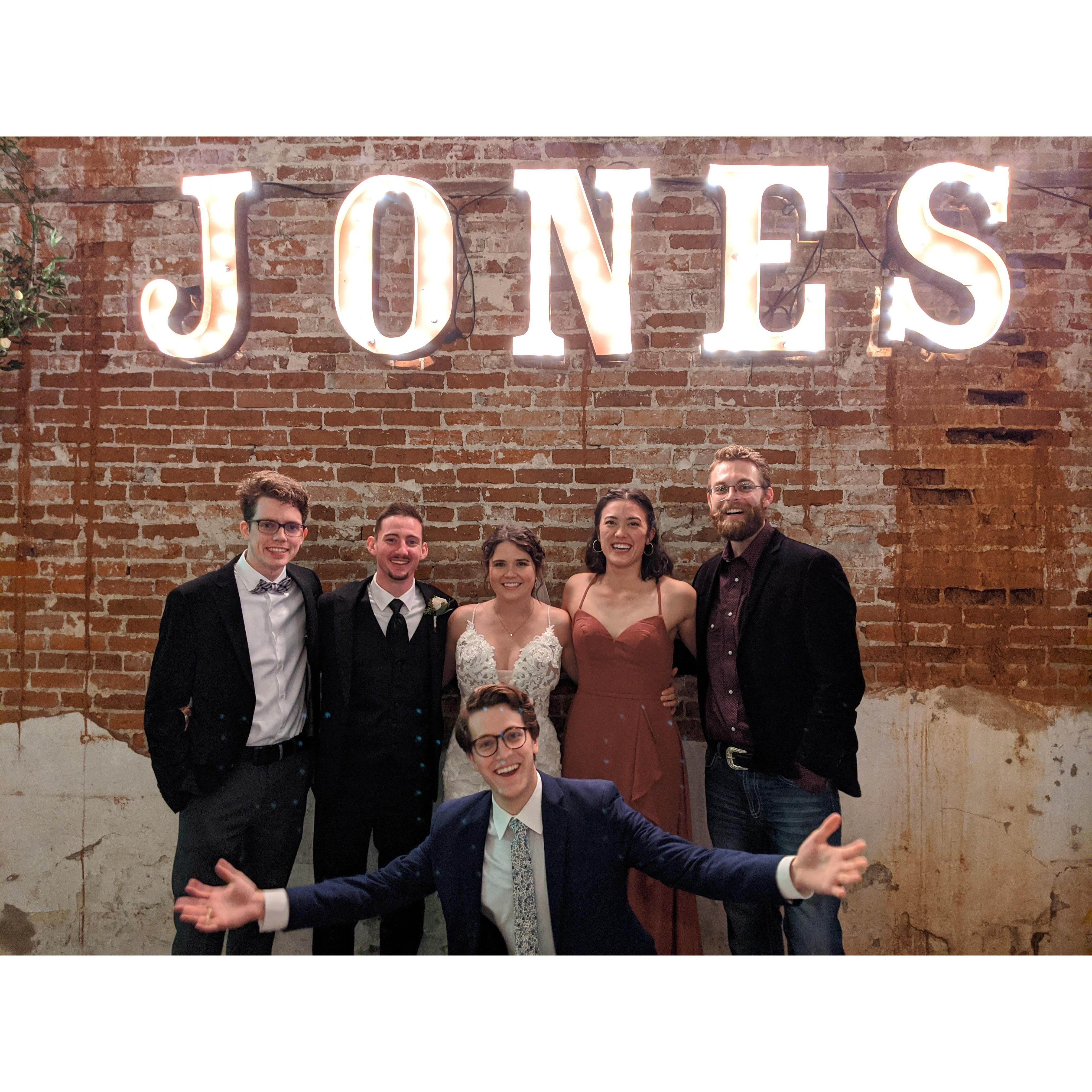 At our friends Pat and Caleigh's wedding [11/28/20]

Au mariage de nos amis Patrick et Caleigh [28/11/20]

(Will, Pat, Caleigh, Priscilla, Parker,
                 Judah)