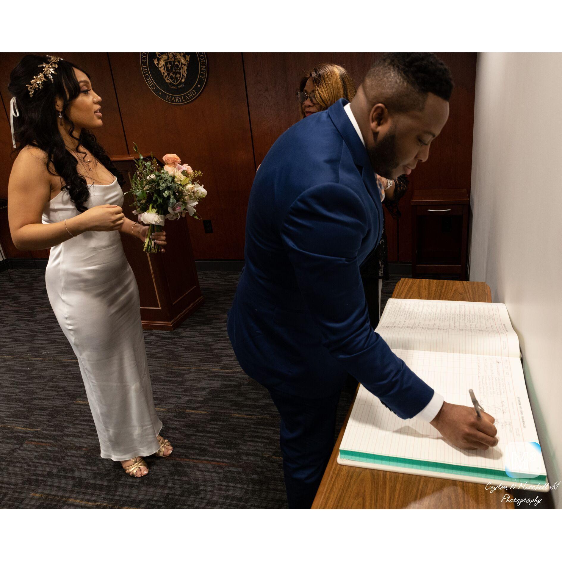 Mo signs the wedding book!