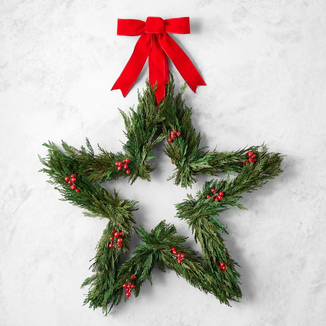 Star Live Wreath, 22"