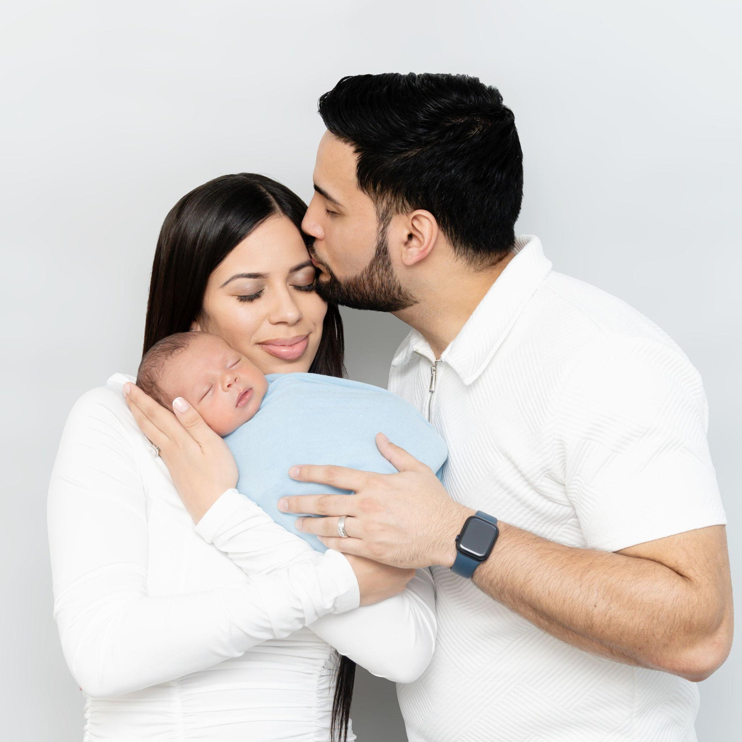 A love we never knew existed until you arrived/Un amor que nunca supimos que existía hasta que llegaste
