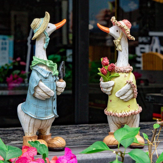 WONDHOME Garden Statues Couple Duck, Funny Cartoon Duck Garden Statues Indoor Outdoor Decorations Cute Ducks Art Décor Goose for Yard Home Garden Patio and Office (2- Pack)