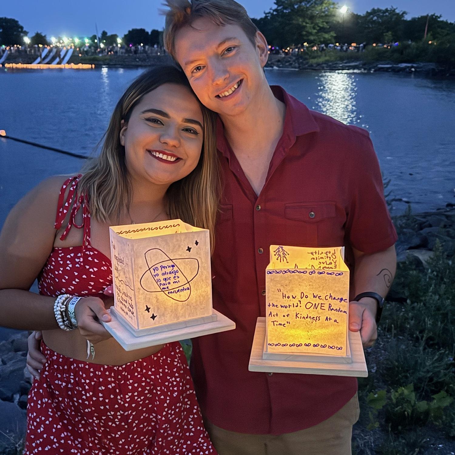 Él lanzó una linterna… y yo lancé mi corazón. 🏮❤️ (No lo sabe, pero ese fue el momento.)
He released a lantern… and I released my heart. 🏮❤️ (He doesn’t know, but that was the moment.)