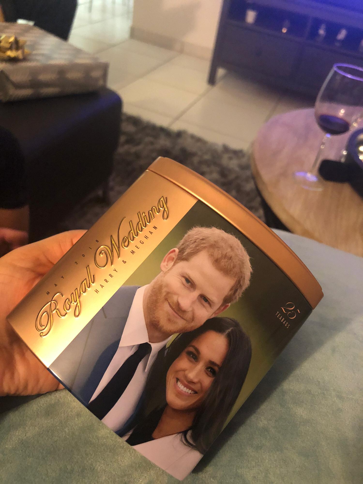 Primer regalito que recibimos  😉 nada mejor que un buen té caliente al final del día y mejor aun si es Royal ! 👑