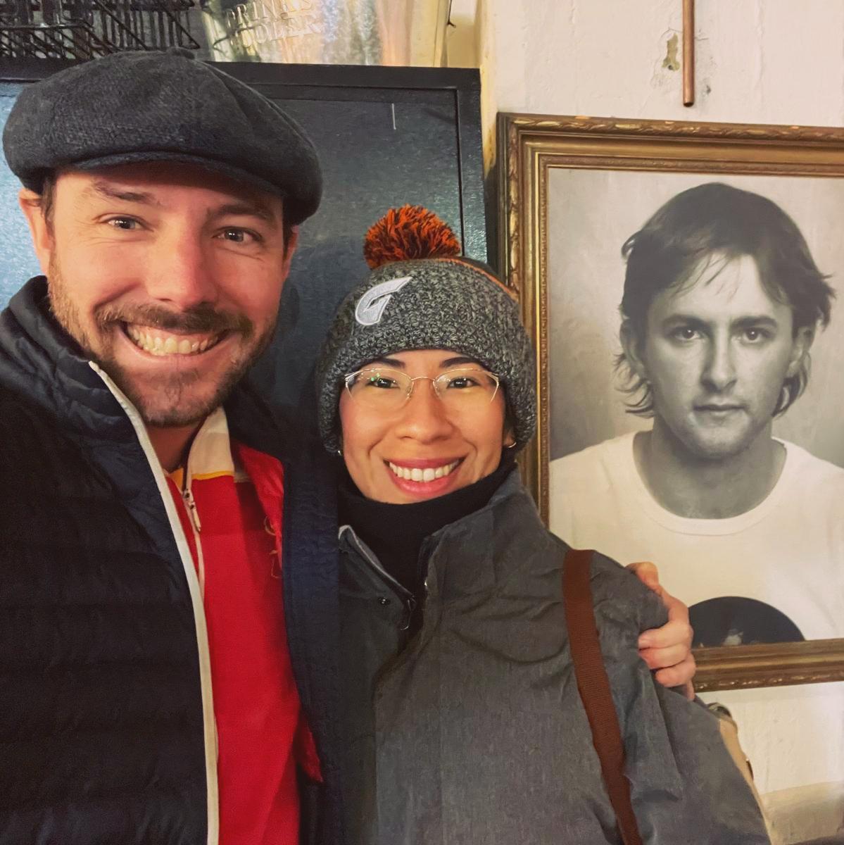 Junto a un retrato del primer minsitro Australiano