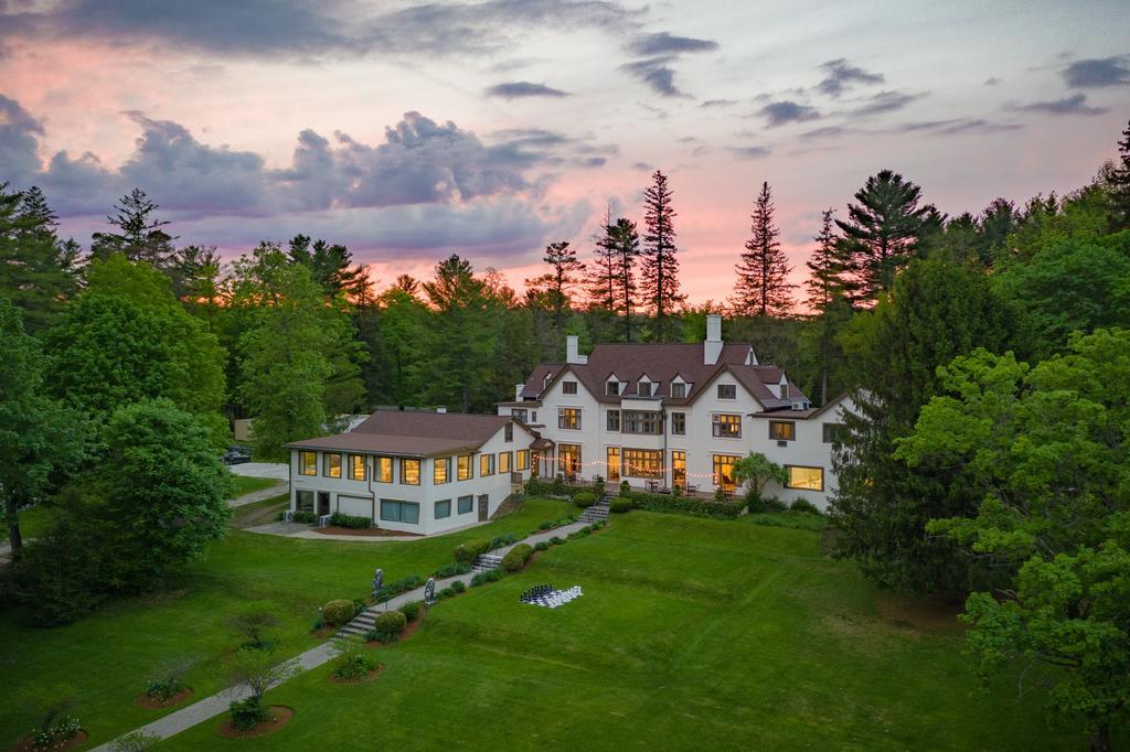The Wedding Website of Julia Deschamps and Aaron Mark