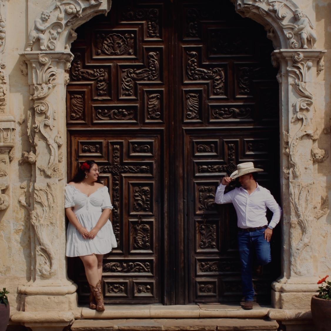 Engagement photoshoot/Sesión de fotos de compromiso 💍🤍

My favorite photo/Mi foto favorita 🥰