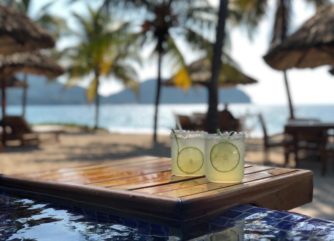 Have a cocktail in the pool!