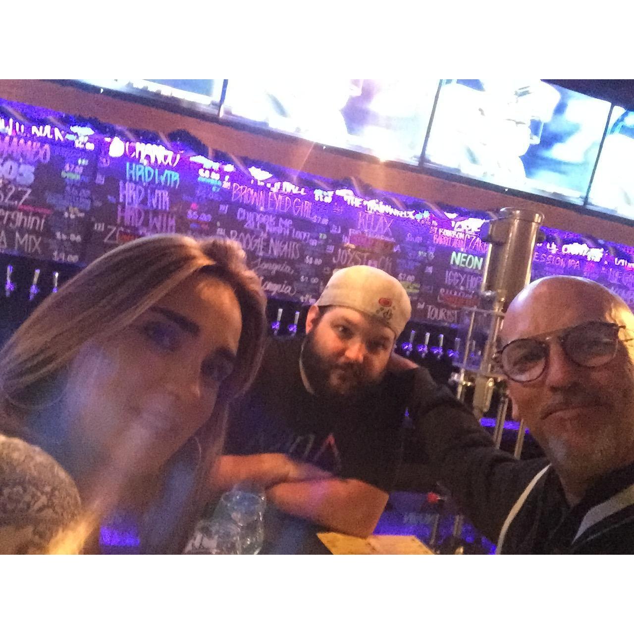 Con mi hijo Juan Diego degustando la mejor cerveza artesanal del Sur de la Florida, en MIA Brewery.