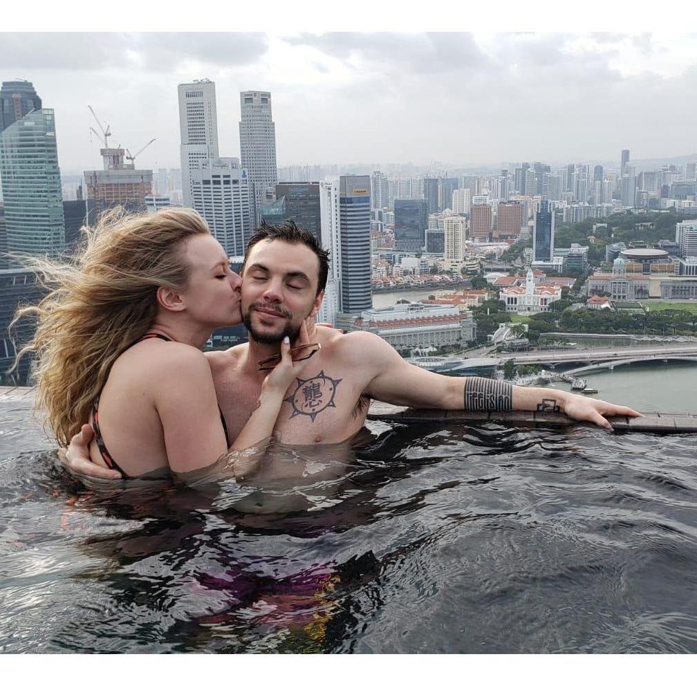 Swimming on top of the world! Thanks Wayne!!!
Location: Marina Bay Sands, Singapore