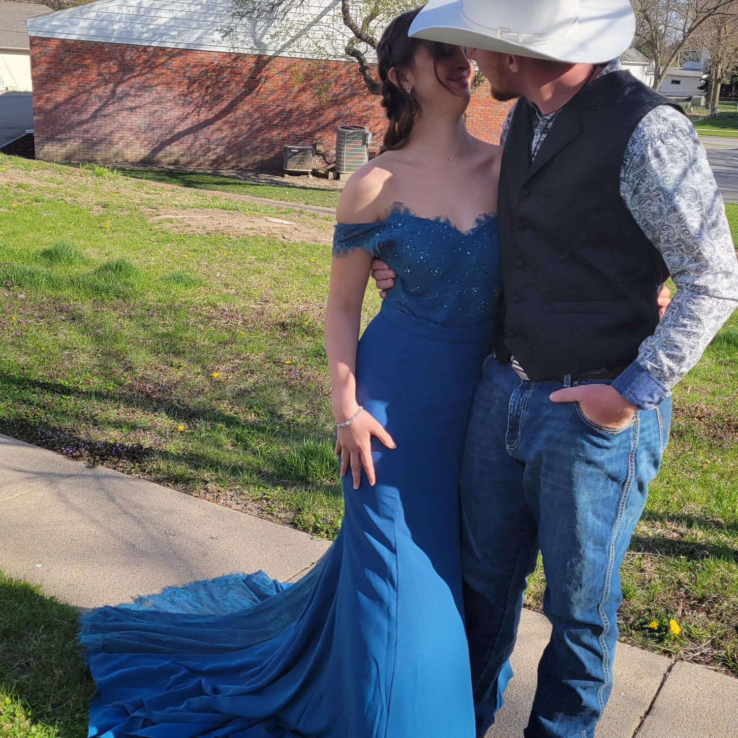 A date at the Kai Family Barn for a formal country night together!