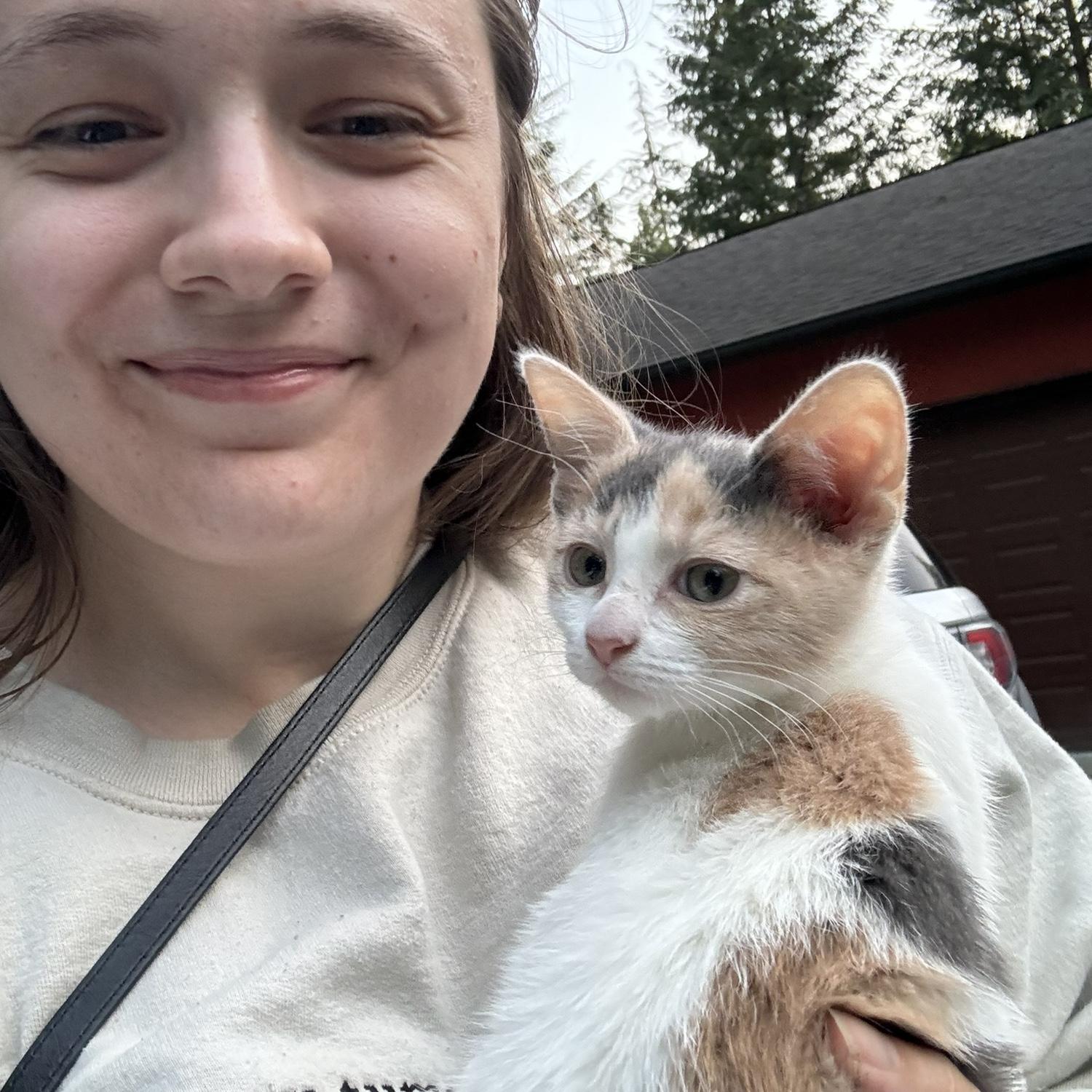 Not to make everyone cry but this is the first picture of Nilla and I. Not even a year from this picture, Nilla went to kitty heaven. F*ck cancer 🥺