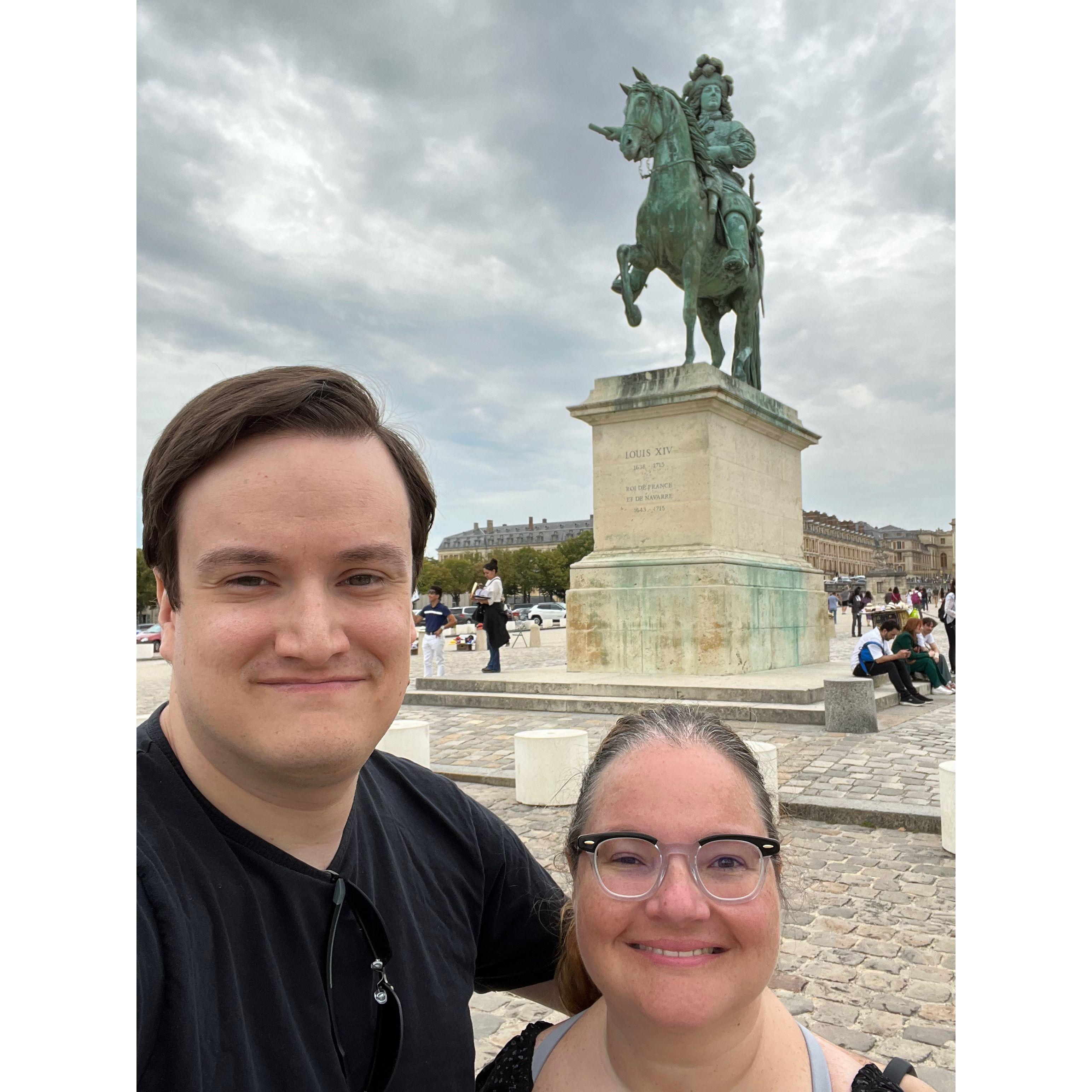 Selfie with a statue of Louis the 13th on a horse at Versaille.