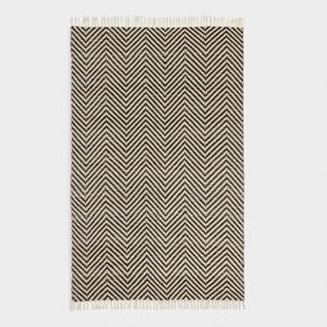 5'x8' Black and Ivory Woven Chevron Indoor Outdoor Rug