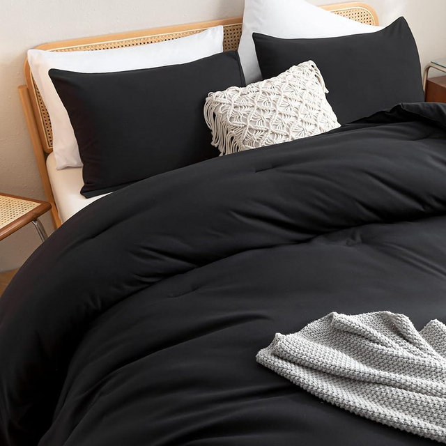 ROSGONIA Oversized Queen Comforter Black, 3pcs (1 Comforter & 2 Pillowcases) Lightweight Oversized Queen Comforter Sets Bedding Blanket Quilts