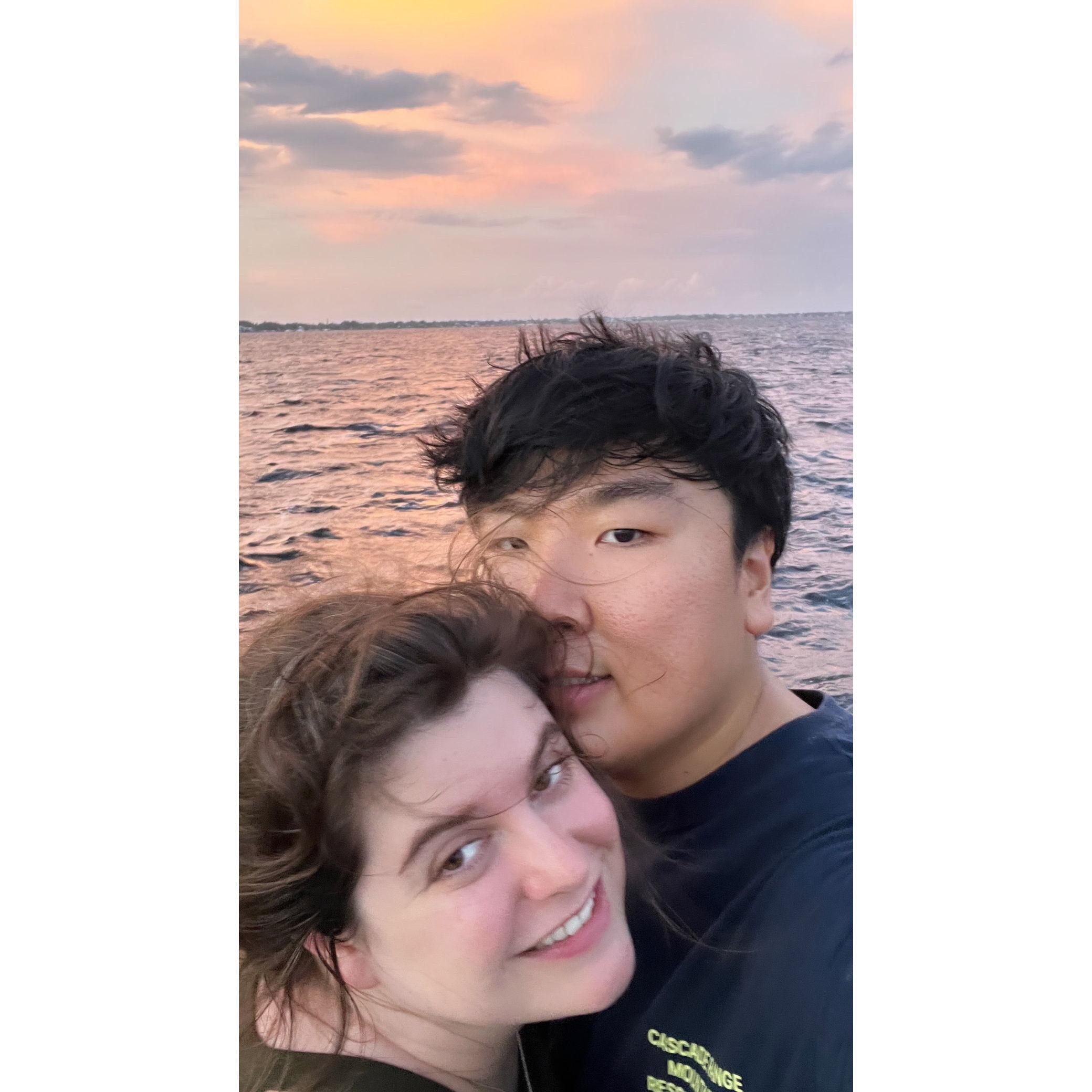 While strolling along the beach pier, we saw a beautiful sunset together. 저희는 해변 부둣가를 걷다가 아름다운 노을을 마주했습니다.
