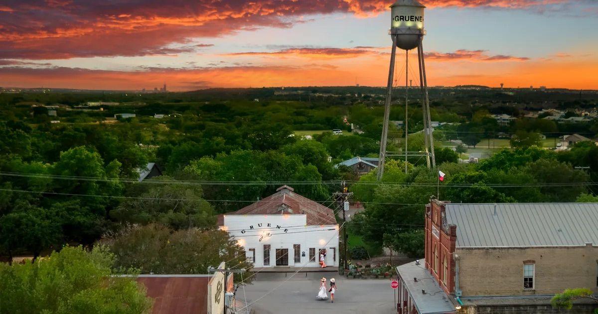 The Wedding Website of Liliana Salinas and Owen Kraft