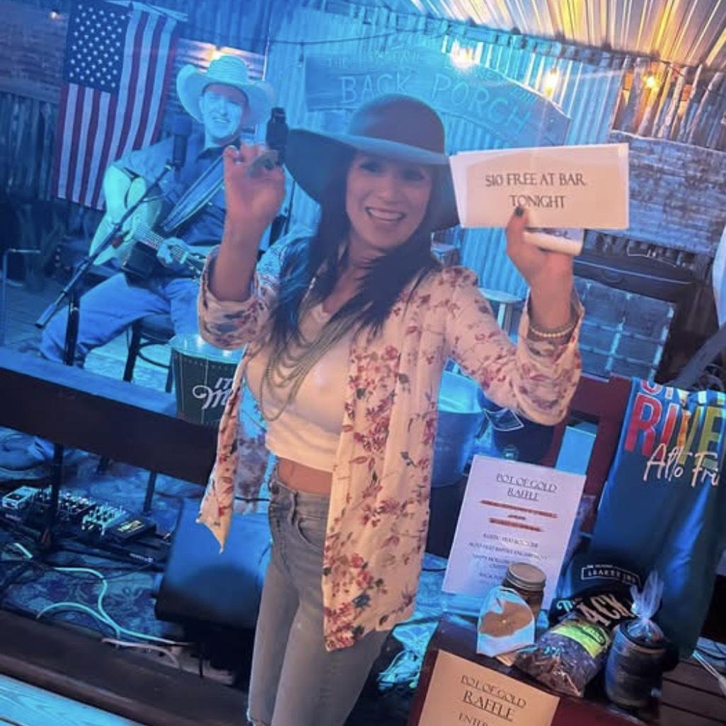 Historic Leakey Inn- 
Cabins/Bar & Grill/Live Music 🎶