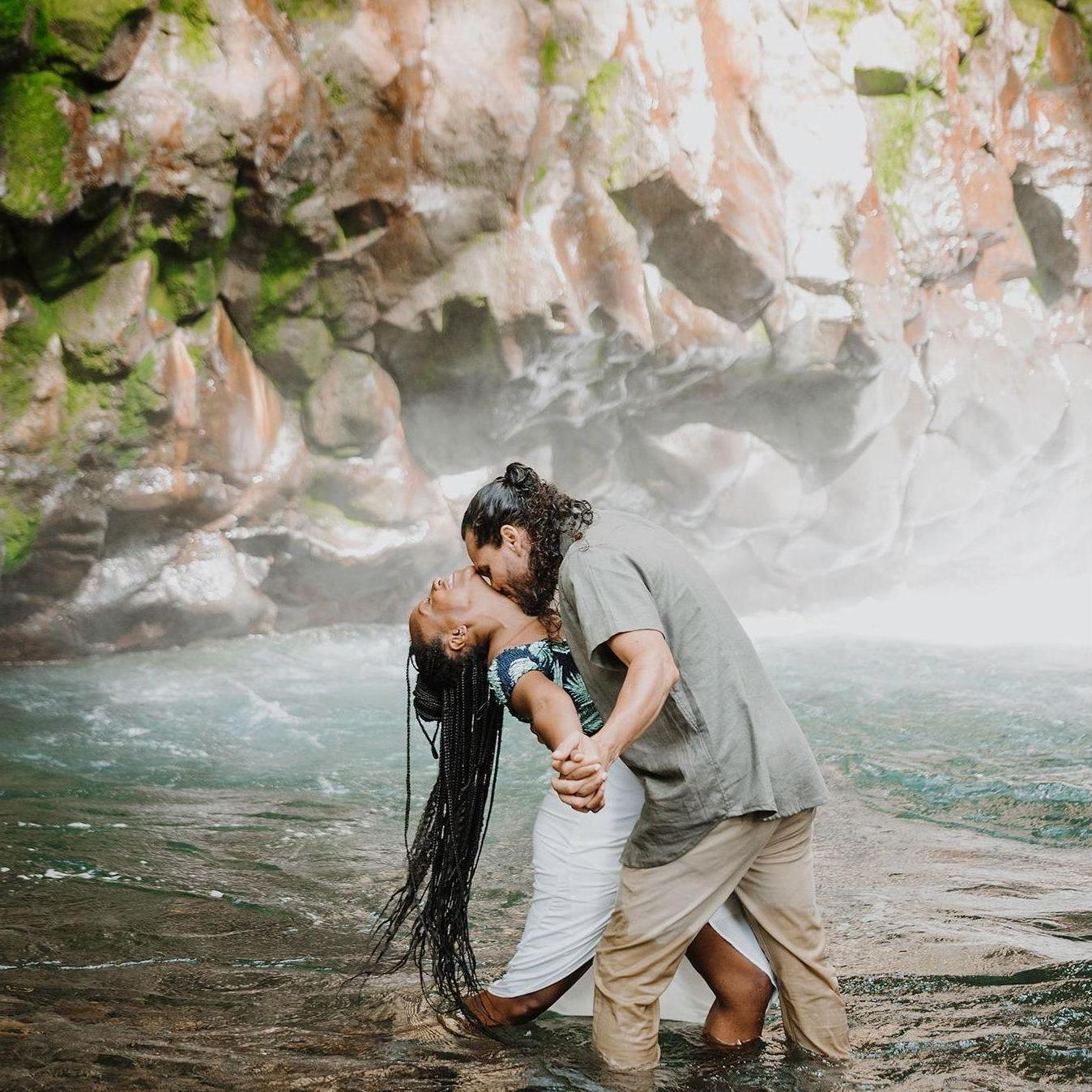 Sol brillante que guía,
Sol sonriente que despierta mi alma,
Sol que llena mi corazón,
Sol que me da compasión,
Sol que me trae alegria,
El sol que refleja en tus ojos que me dan vida.