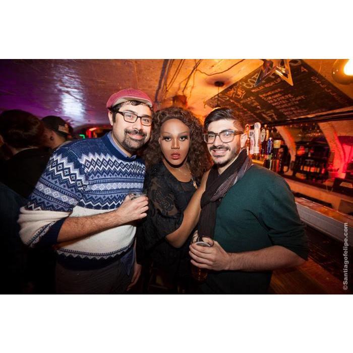 At one of our favorite bars with one of our favorite drag queens, Merrie Cherrie from Brooklyn!
¡Con una de nuestras drag queens favoritas, Merrie Cherrie de Brooklyn!