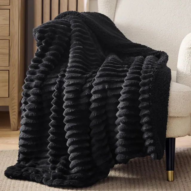 Bedsure Fleece Throw Blanket for Couch - Super Soft Cozy Fleece Thick Warm Blanket for Winter, Plush Black Throw Gift for Women, 50x60 Inches