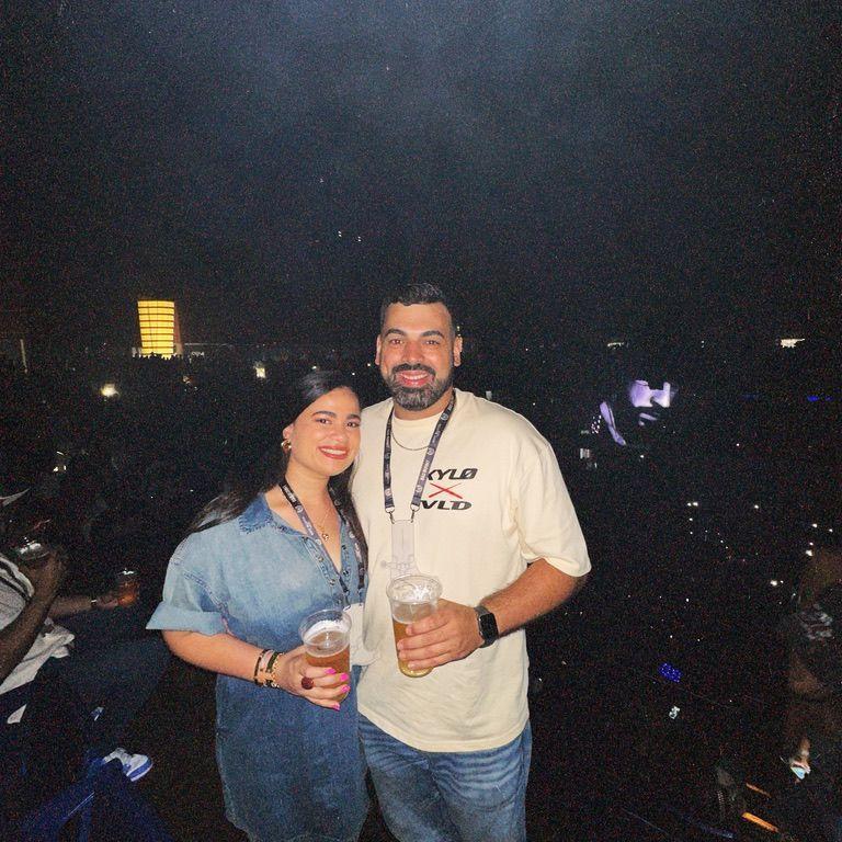 Bad Bunny + Paola + Jaime = Felicidad Pura