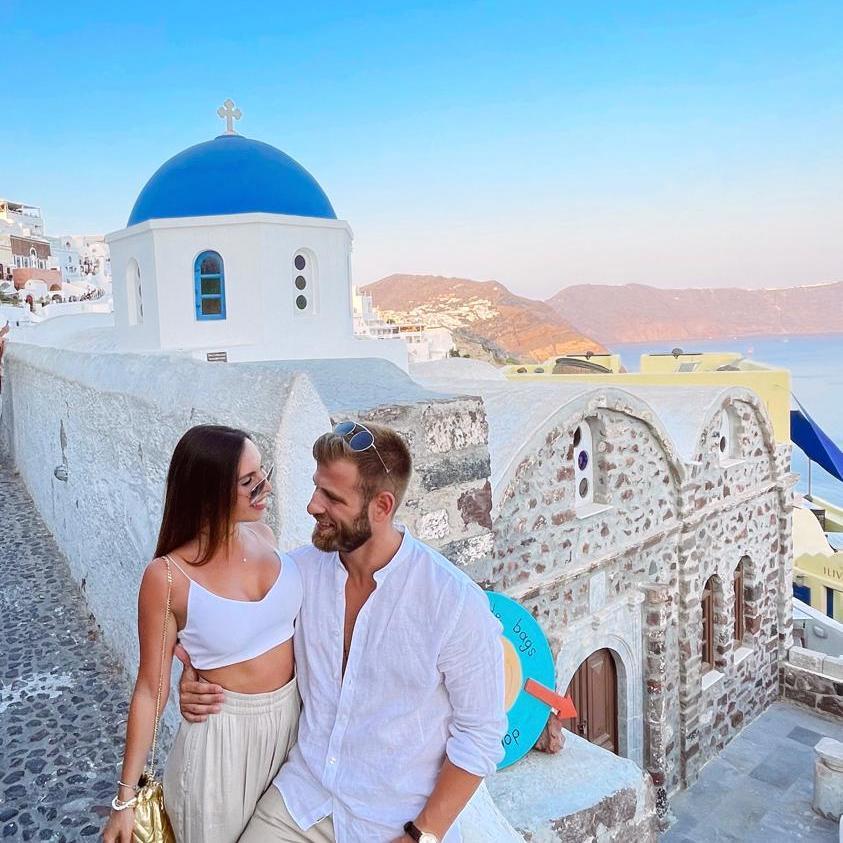 Santorini, one of the most romantic Greek islands. Still not sure how we managed to take this photo with no one around 😅