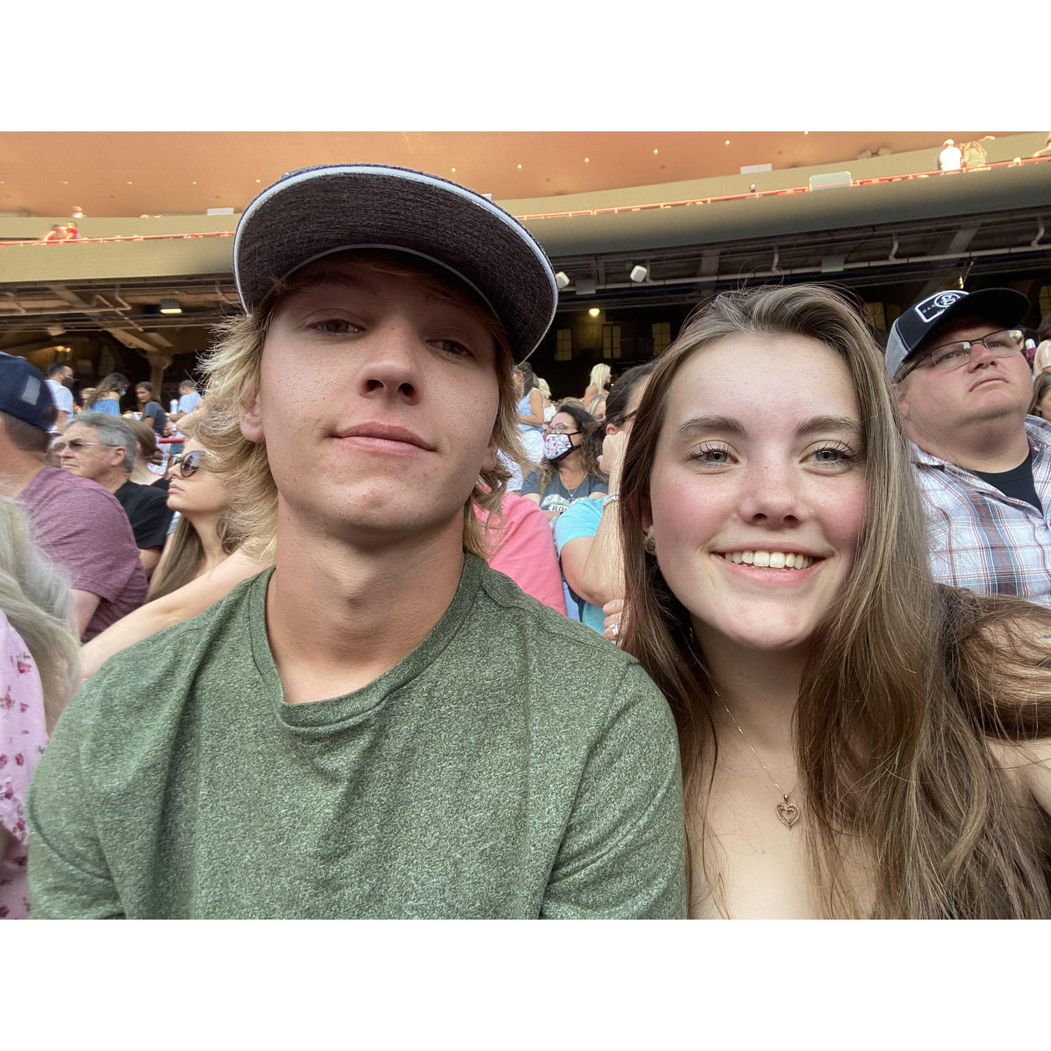 Hailey's First Concert that Malec surprised her with!! #GarthBrooks