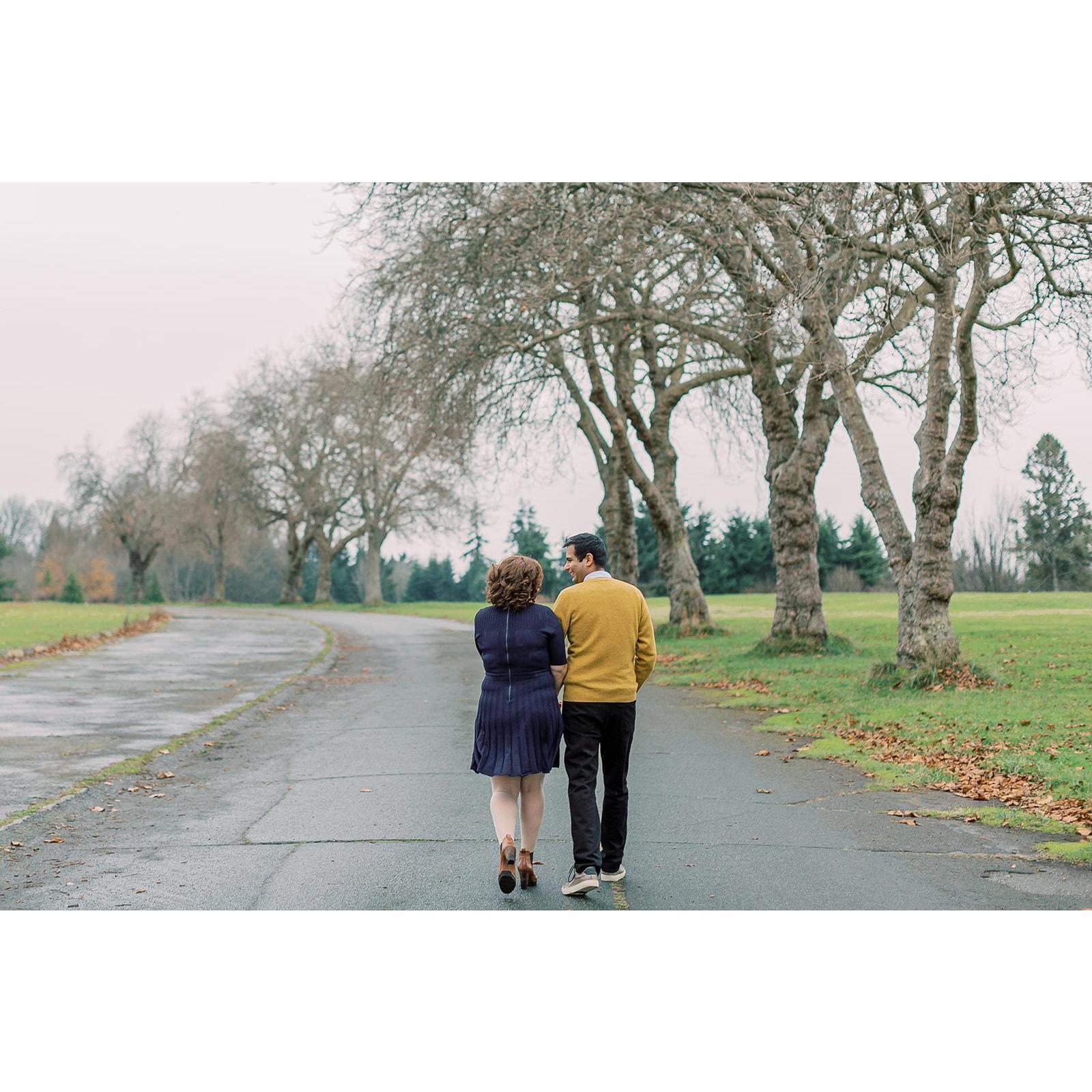 Engagement pictures in Discovery Park in Seattle, Washington. Photographer: Sarah Harris
