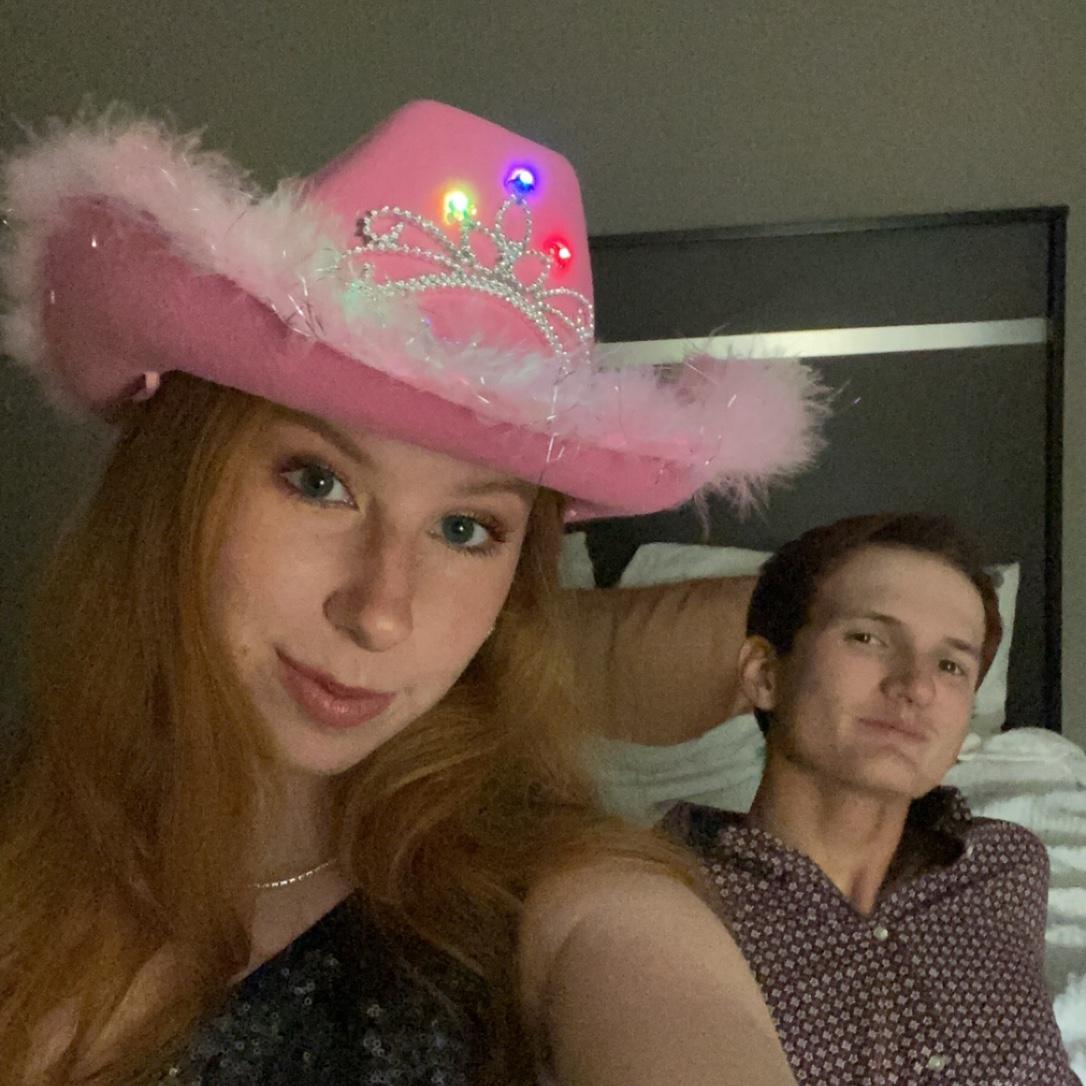 New Year’s Eve 2022 to 2023, in Nashville, we met with Elaina , Simon, Carter and his friends for the night!