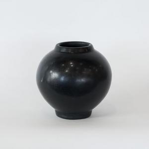 Tadelakt  Black | Round | Medium