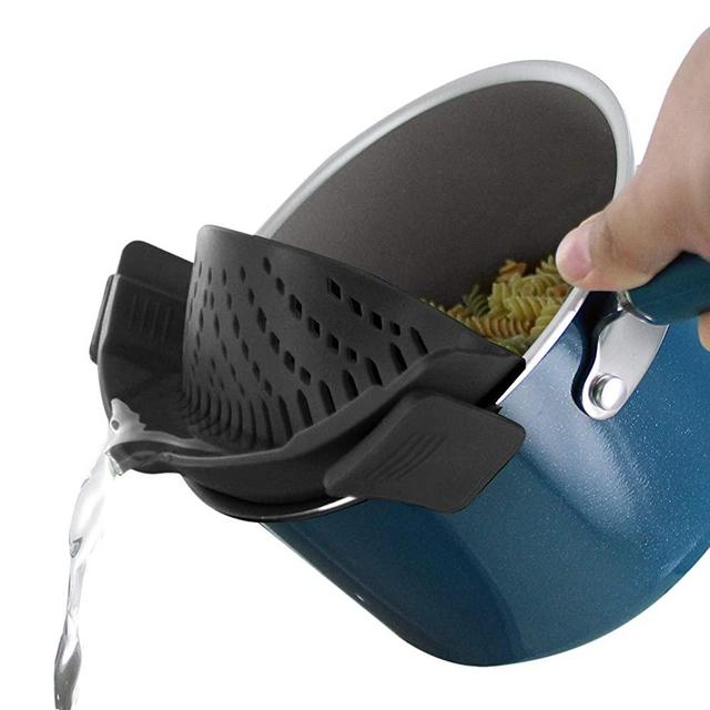 KUSINA - Silicone Pasta Strainer Snap on Clip on Rubber Cooking Strainer Gadget Heat Resistant Easy Kitchen Storage Dishwasher Safe - Black