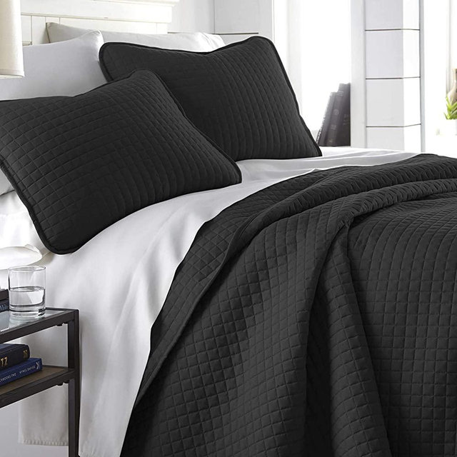 Vilano Springs, Premium Quality, Soft, Wrinkle, Fade, & Stain Resistant, Easy Case, Oversized Quilt Cover Set with 1 Quilt Set and 2 Shams, King / California King, Black