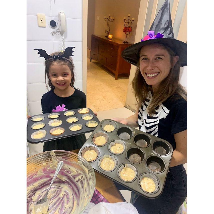 Halloween cupcakes with Martin's niece Julieta