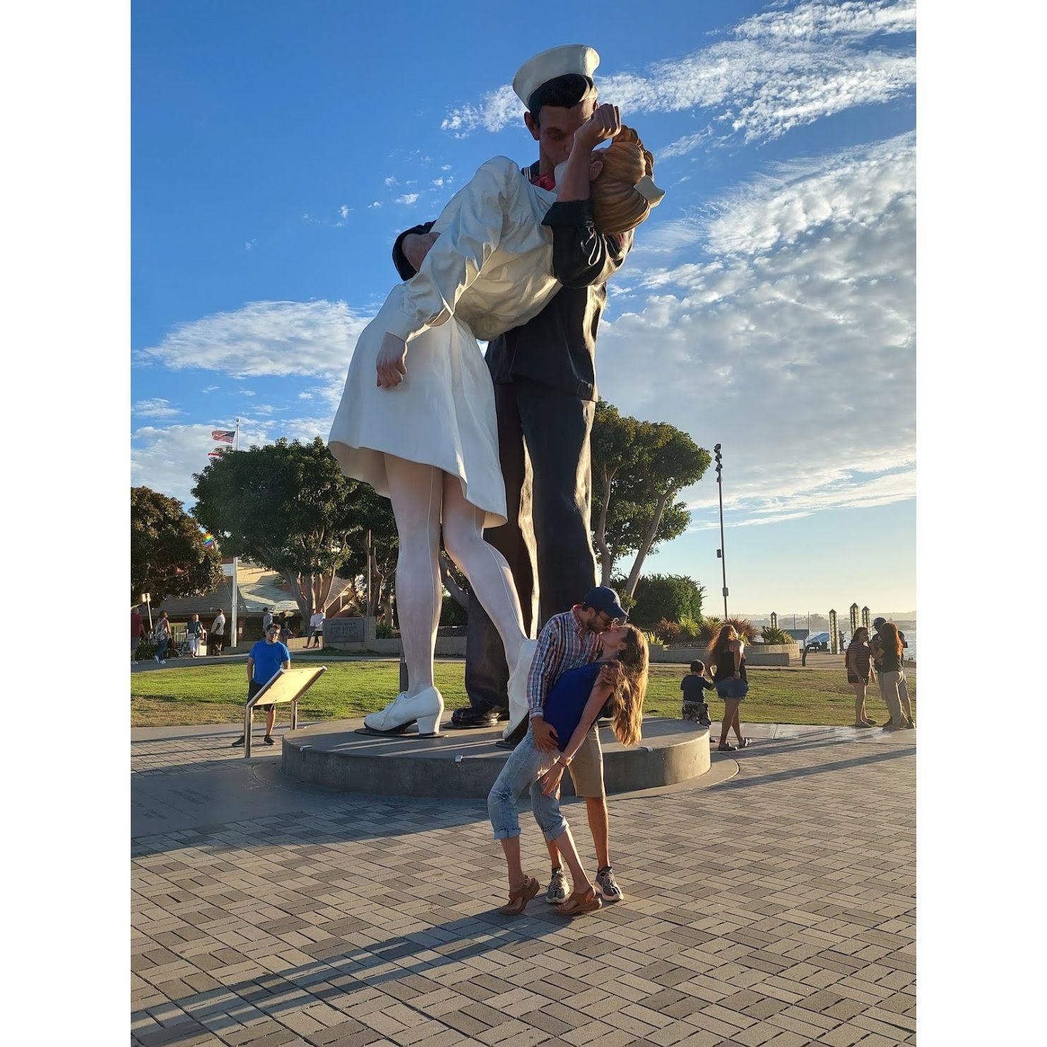 A San Diego abbiamo cercato di replicare il bacio tra il marinaio che sta per partire per la guerra e la sua fidanzata... romantico! / In San Diego we tried to replicate the kiss between the sailor who is about to leave for war and his girlfriend... romantic! - 2022