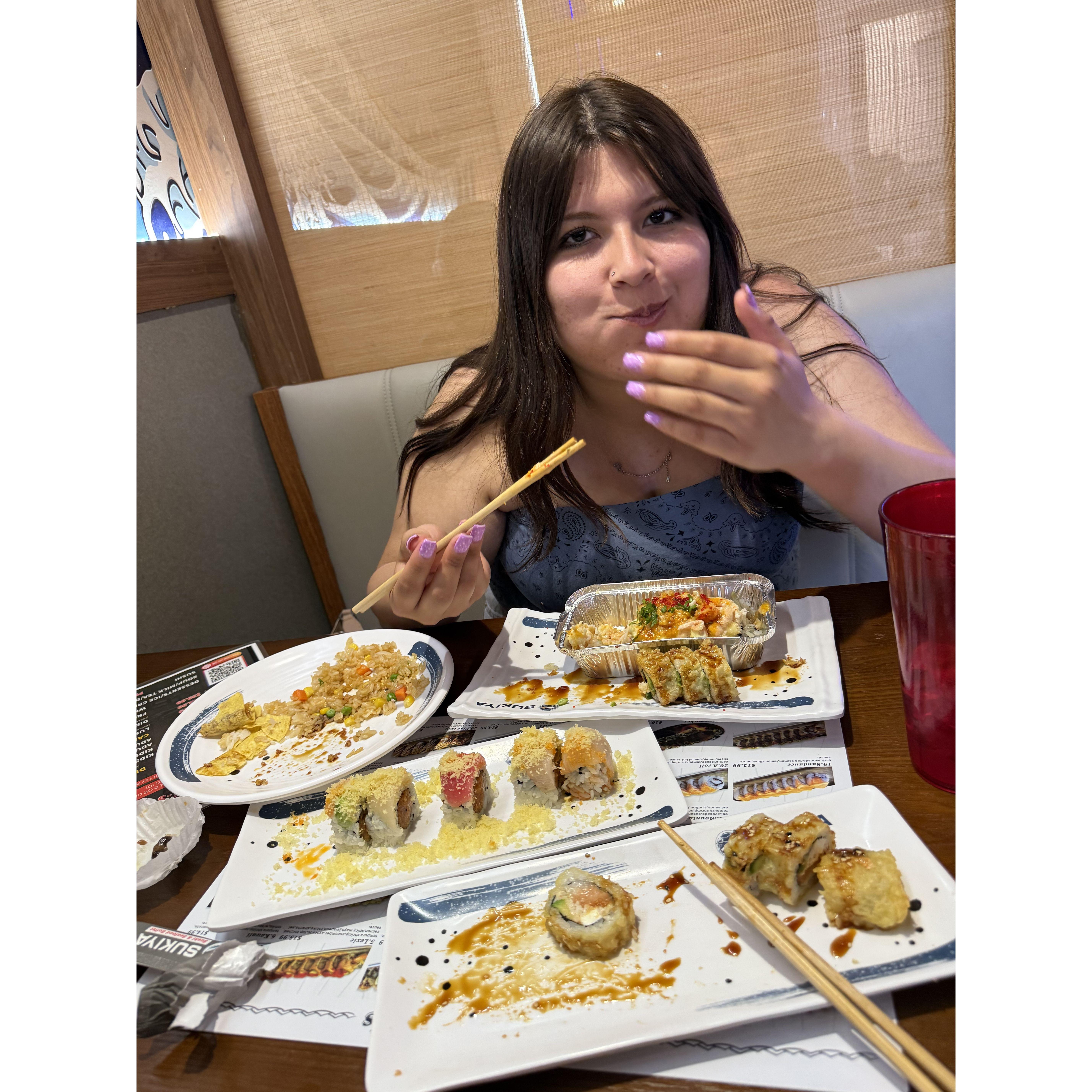 Picture of me stuffing my face at our first time at a sushi buffet | Una foto cuando me estoy hartando de comida en nuestra primera vez en un buffet de sushi