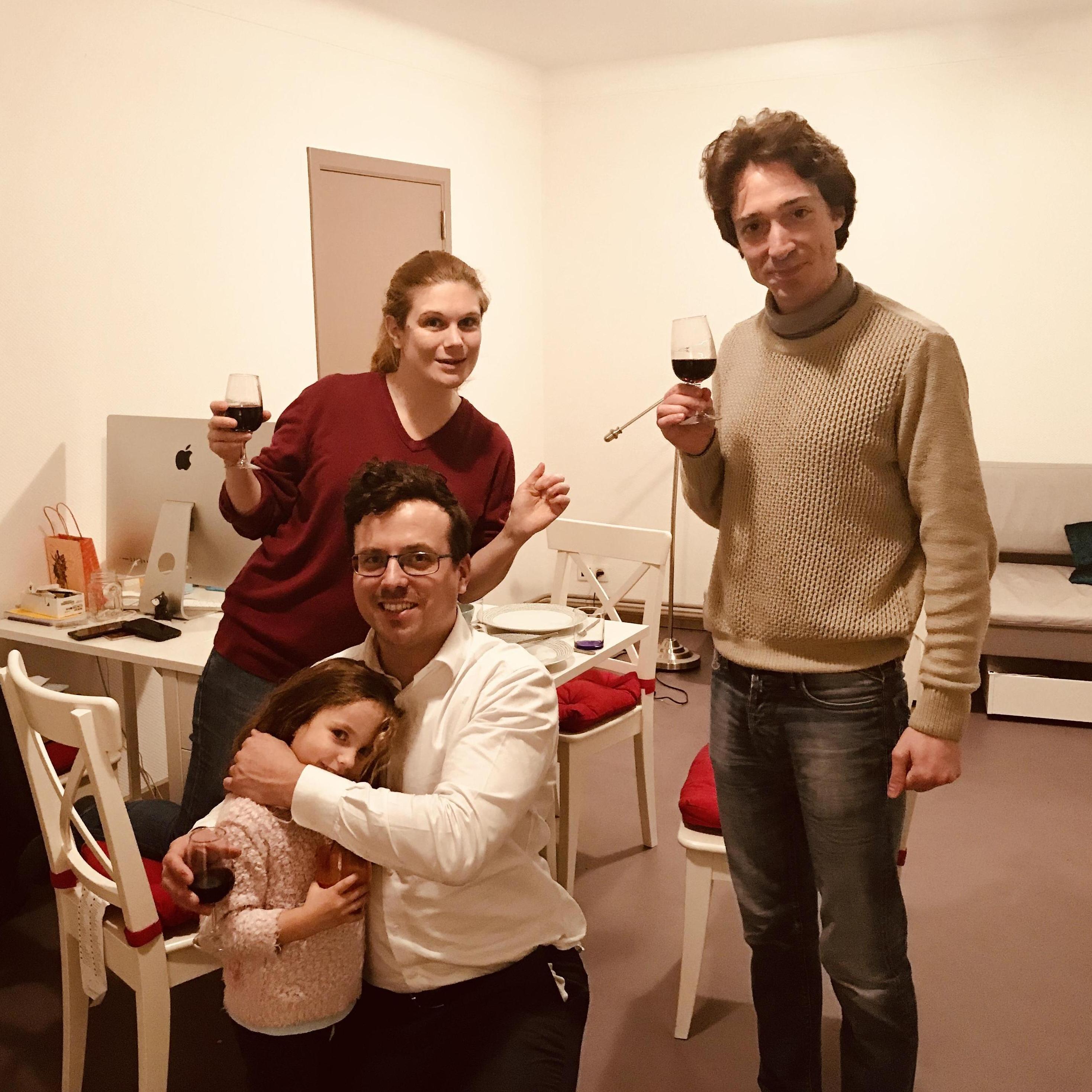 Un buon bicchiere di vino appena arrivati nell’appartamento dalla migliore amica di Hermione, Leria, in Lussenburgo 🍷